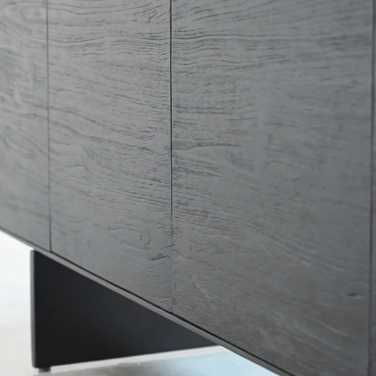 MB-BLACK SIDEBOARD IN BLACK SOOT/BRUSHED DOORS