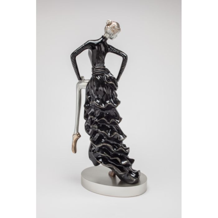 AM -  LADY IN STYLE SCULPTURE